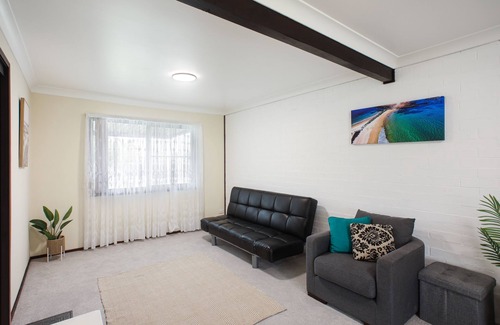 Lake Illawarra House | Large Family Home @ Warilla Beach