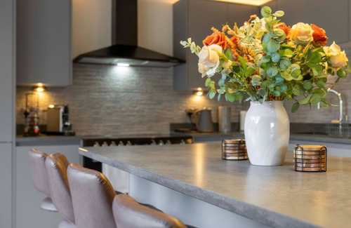 Glasgow House | Large Family Home with Hot Tub/Jacuzzi, Log Burner