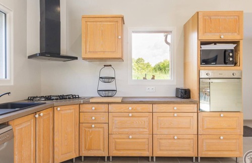 Vesly Cottage | Large family home with pool, pets allowed