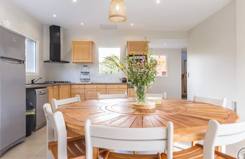 Vesly Cottage | Large family home with pool, pets allowed