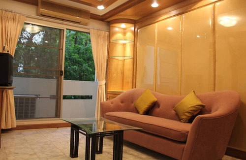 Chan Kasem Apartment | Large Family Room near MRT Ladprao