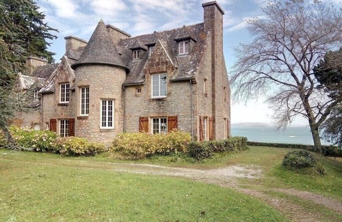 Morgat Villa | Large family villa facing Morgat beach with sea view.