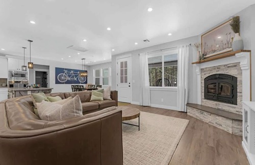 Flagstaff House | Large Flagstaff Home Near Violas with Hot Tub