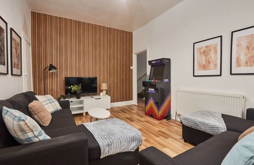 Newcastle-upon-Tyne House | Large Flat Close to The City Centre - Sleeps 12