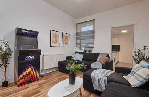 Newcastle-upon-Tyne House | Large Flat Close to The City Centre - Sleeps 12