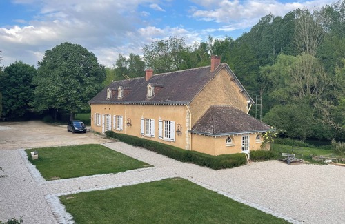 Cloyes-les-Trois-Rivieres House | Large, secluded house on the waterfront