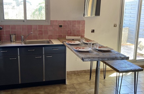 Entraigues-sur-la-Sorgue Apartment | Large terrace * private parking * CLIM * smart tv* open view