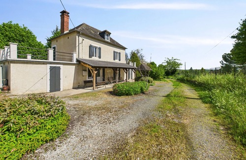 Terrasson-la-Villedieu Ski Chalet | Large garden and terrace for 7 people