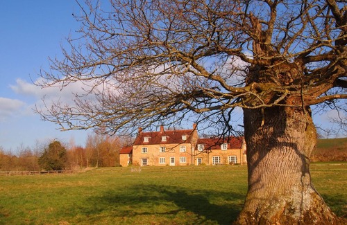 Blackford House | Large gentrified farmhouse nr trendy Bruton, 8 bedrooms, wild swimming, sauna.