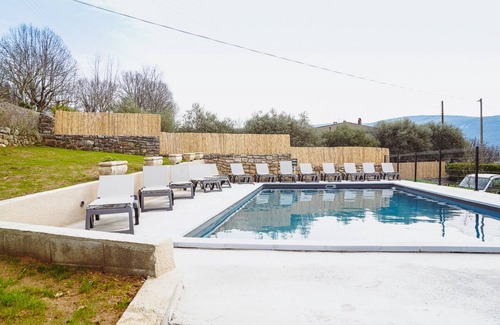 Vallon-Pont-d'Arc Cottage | Large gite with panoramic views.