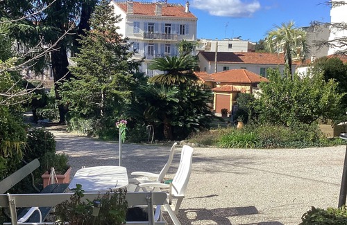 Prado - Republique Apartment | Large ground-floor apartment of a property with a garden