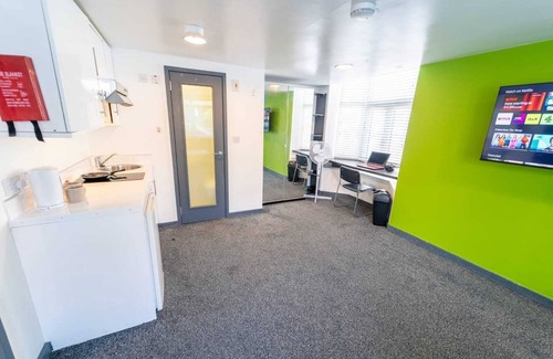 Selly Oak Apartment | Large ground floor studio right by UOB and QE!
