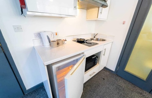 Selly Oak Apartment | Large ground floor studio right by UOB and QE!
