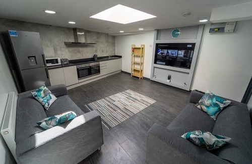 Selly Oak Apartment | Large ground floor studio right by UOB and QE!