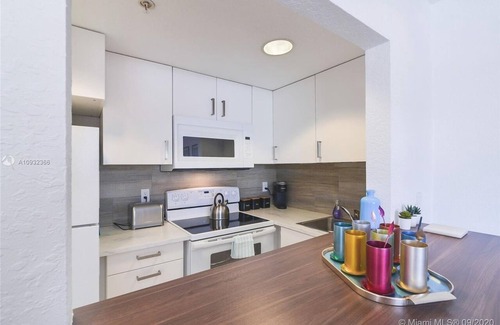 North Beach Condo | Large Group - 2 Adjacent Units 2mins walk to Beach with Free Street Parking