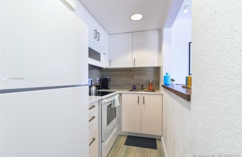 North Beach Condo | Large Group - 2 Adjacent Units 2mins walk to Beach with Free Street Parking