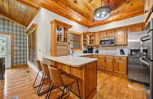 Sevierville Apartment | Large Group Fall Retreat | Hot Tub, Games, Firepit