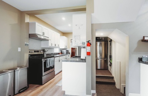 Macalester - Groveland House | Large Groups Unite 💚 Coffee Bar 💚 2 Dining Rooms for Maximum Game Fun