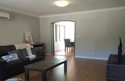 Hackett House | Large Happy 5 Bedroom Home @ Hackett!