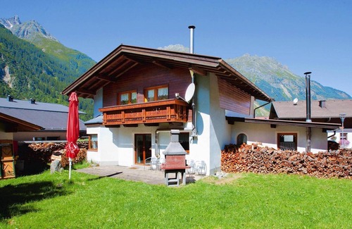 Huben House | Large holiday home with garden and balcony in Ötztal