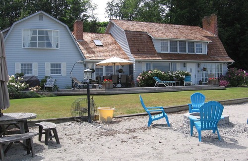 Lummi Island House | Large Home Right on the Beach- Walk Right Out to the Water