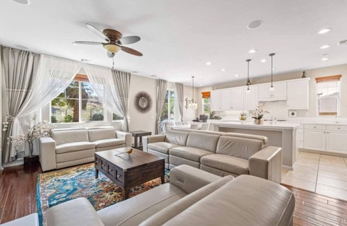 Fallbrook House | Large home- sleeps 10!