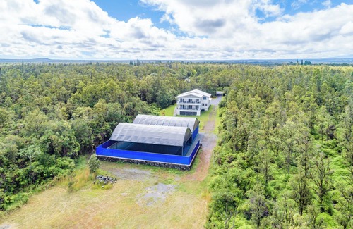 Fern Acres House | Large Home w/2 covered Pickleball Courts near Volcano National Park sleeps 16