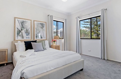 Mermaid Beach House | Large Home with Ocean Views on Mermaid Beach