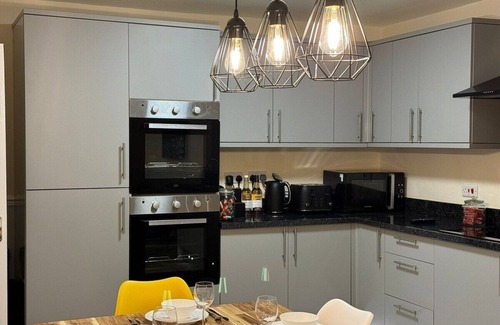 Nottingham House | Large House 21 Guests | 8 Bedroom/13 bed & Firepit