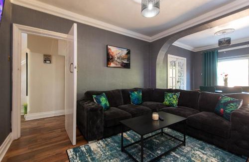 Middlesbrough House | Large House for Groups with Huge Driveway - FREE PARKING
