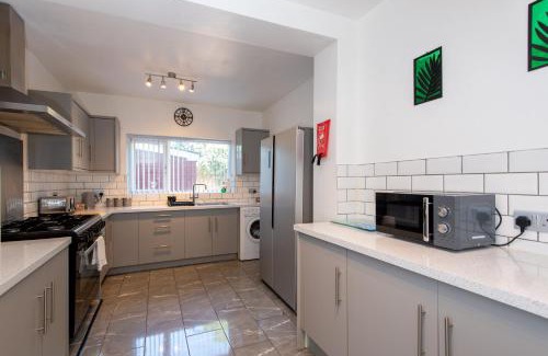 Middlesbrough House | Large House for Groups with Huge Driveway - FREE PARKING