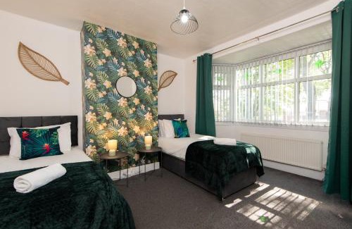 Middlesbrough House | Large House for Groups with Huge Driveway - FREE PARKING