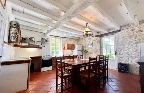 Gageac-et-Rouillac Ski Chalet | Large house with pool sleeping up to 10 people in Gageac.