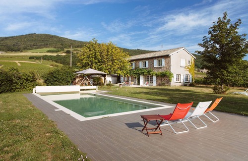 Vauxrenard House | Large house in the vineyards, with character and a large secure swimming pool