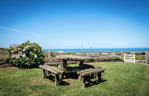 Widemouth Bay House | Large house, North Cornwall, Seaviews. 1 min to beach! Pet Friendly. Sleeps 10.