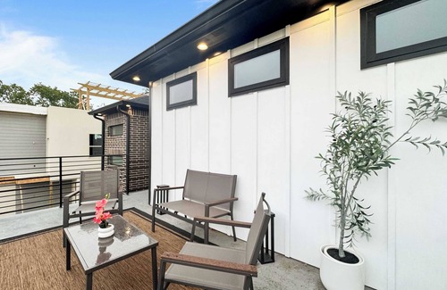 Dallas House | Large House | Sleeps 12 Guests | Near City Center