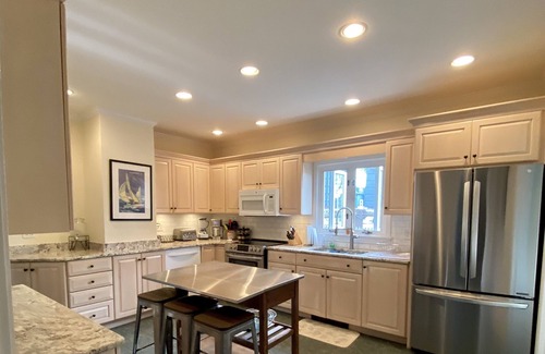 Fifth Ward House | Large House w/Patio and Driveway! Right off of Thames Street