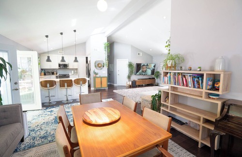 University City House | Large House with Jacuzzi, Sauna, Ping pong, Large yard - 6 minutes to Beach