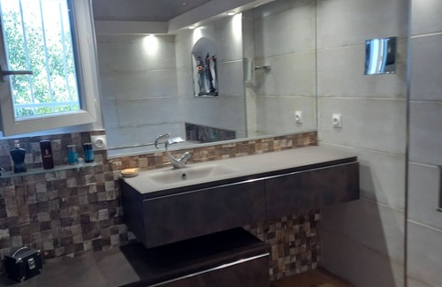 Gap House | Large house with large fenced garden only by the week or more