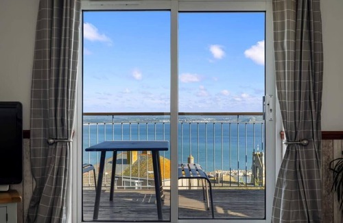 Newlyn House | Large House with Panoramic Sea Views & Parking