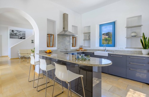 Gavrio Villa | Large house with swimming pool 100m from the beach