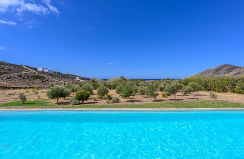 Gavrio Villa | Large house with swimming pool 100m from the beach