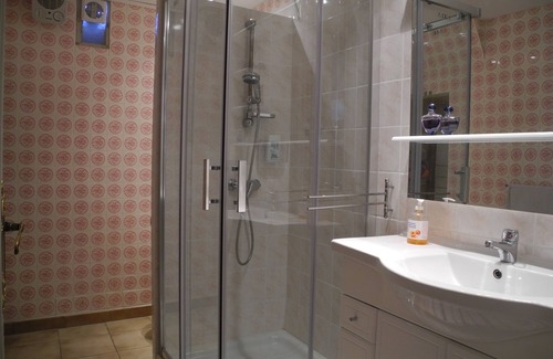 Paulhan House | Large independent house with shaded garden in southern village