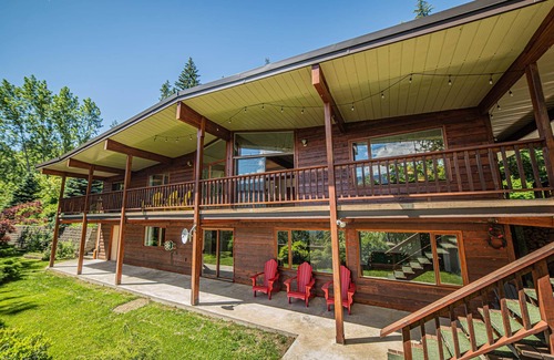 Ainsworth Hot Springs House | Large lake front Ainsworth house