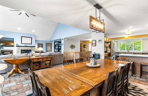 Big Bay House | LARGE LAKEFRONT HOME ON LAKE PETENWELL WITH VOLLEYBALL COURT
