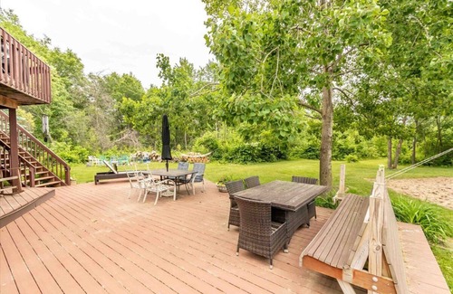 Big Bay House | LARGE LAKEFRONT HOME ON LAKE PETENWELL WITH VOLLEYBALL COURT