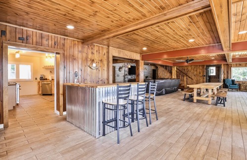 Rhinelander Cabin | Large lakefront lodge w/Kayaks, Arcade games, WIFI, next to public boat launch