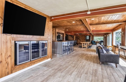 Rhinelander Cabin | Large lakefront lodge w/Kayaks, Arcade games, WIFI, next to public boat launch