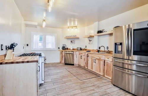 Rhinelander Cabin | Large lakefront lodge w/Kayaks, Arcade games, WIFI, next to public boat launch