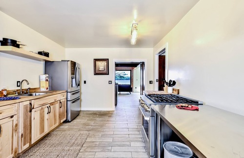Rhinelander Cabin | Large lakefront lodge w/Kayaks, Arcade games, WIFI, next to public boat launch
